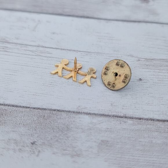 Vintage Pin / Brooch - United Way Three People Holding Hands - Picture 7 of 7